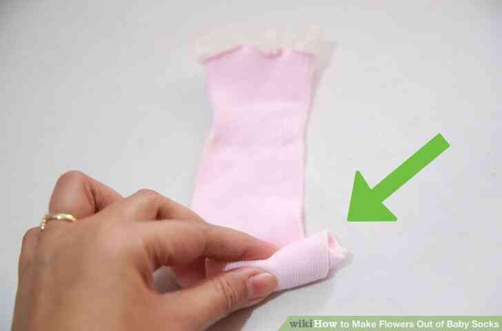Image intitulée Faire des Fleurs de Chaussettes de Bébé Étape 3